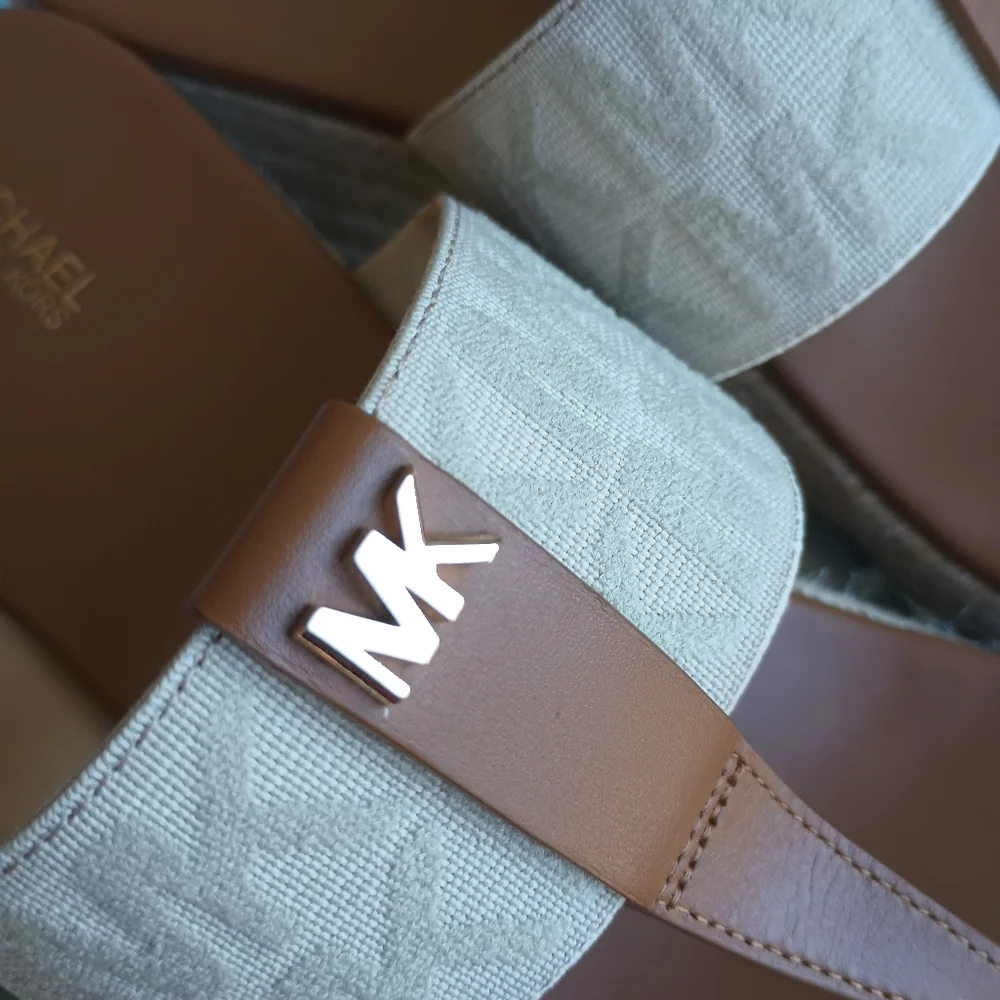 New Adorable Creme Michael Kors Honey Sandals - Picture 3 of 10